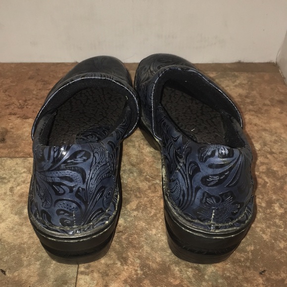 B.O.C Blue and Black print clogs sz 8m - Picture 6 of 9